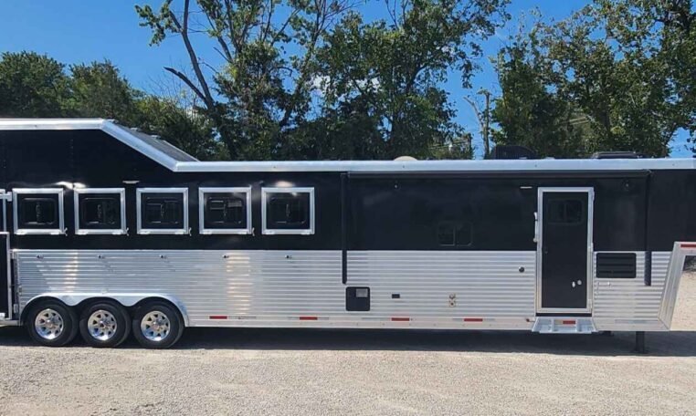 IMG_1657.jpeg 2019 Lakota Bighorn 6 Horse Side Load Trailer - Image 1